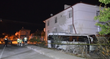 Karaman'da kamyonet ile işçi servisinin çarpıştığı kazada 12 kişi yaralandı