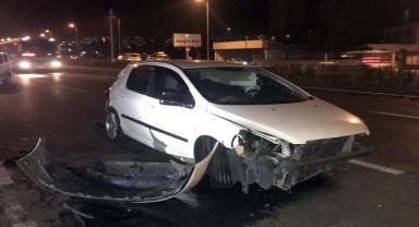 Kayseri'de araca, ardından da direğe çarpan otomobilin sürücüsü yaralandı