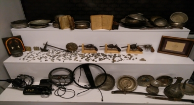Kayseri'de bir evde çok sayıda tarihi eser ele geçirildi