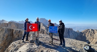 Kayseri'de dağcılar 3 bin 478 metre yükseklikte şehitler için dua etti