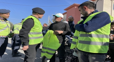 Kayseri'de motosiklet sürücülerine reflektörlü yelek dağıtıldı