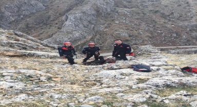 Kayseri'de uçurumda mahsur kalan keçi kurtarıldı