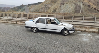 Kırıkkale'de bariyerlere çarpan otomobildeki 3 kişi yaralandı