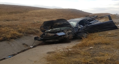 Kırıkkale'de devrilen otomobildeki 3 kişi yaralandı