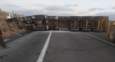 Kırıkkale'de devrilen tırın sürücüsü yaralandı