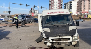 Kırıkkale'de minibüs ile pikabın çarpıştığı kazada 5 kişi yaralandı