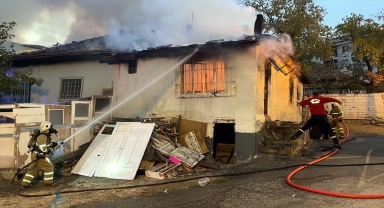 Kırıkkale'de müstakil evde çıkan yangında 4 kişi dumandan etkilendi