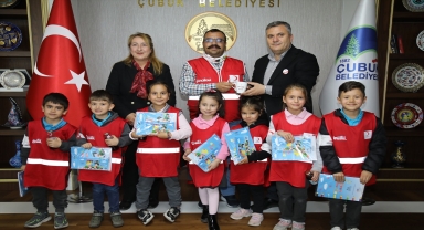 Kızılay gönüllüsü öğrencilerden Çubuk Belediye Başkanı Baki Demirbaşa ziyaret