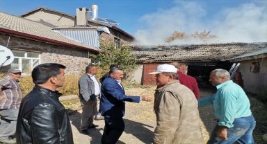 Konya'da ahır ve samanlıkta çıkan yangın söndürüldü