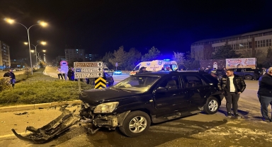 Konya'da cip ile otomobilin çarpıştığı kazada 3 kişi yaralandı