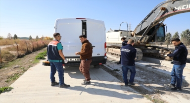 Konya'da çukura düşen köpek belediye görevlilerince kurtarıldı