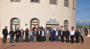 Kumluca'da 25 yılını dolduran esnafa plaket verildi