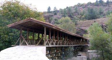 Melan Çayı üzerindeki tarihi ahşap köprü yıllardır yaya ulaşımını sağlıyor