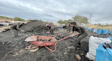 Memleketlerinden kilometrelerce uzakta mangal kömürü üretiyorlar