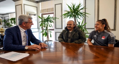 Milli atlet Mizgin Ay'dan, Belediye Başkanı Kaplan'a ziyaret