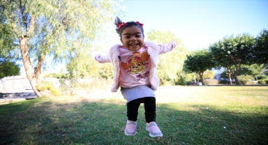 Minik Zeynep doğum gününde annesinin böbreğiyle hayata sarıldı