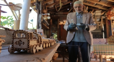 Oyuncak sevgisini evinin bahçesinde kurduğu atölyede yaşatıyor