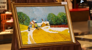 Resim tutkunu okul müdürü, eserlerini ihtiyaç sahibi öğrenciler için sergiliyor 