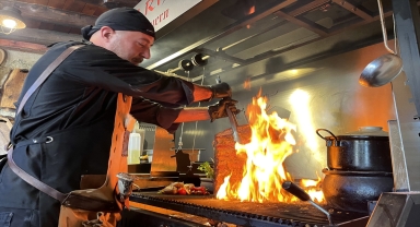 Restore ettirdiği 150 yıllık binayı Orta Çağ temalı restorana dönüştürdü