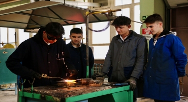 Şehirdeki eğitim kurumlarının atıl malzemeleriyle köy okullarını donatıyorlar