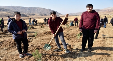 Şereflikoçhisar ve Kahramankazan'da 2 bin 600 fidan toprakla buluştu
