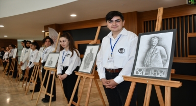 Sivas'ta 27 lise öğrencisi Atatürk'ün hayatını tuvale yansıttı