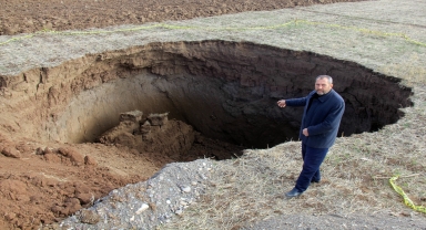 Sivas'ta bir tarlada obruk oluştu 