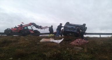 Sivas'ta devrilen hafif ticari araçtaki 3 kişi yaralandı 