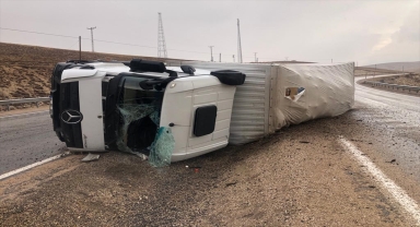 Sivas'ta devrilen kamyonun sürücüsü yaralandı 