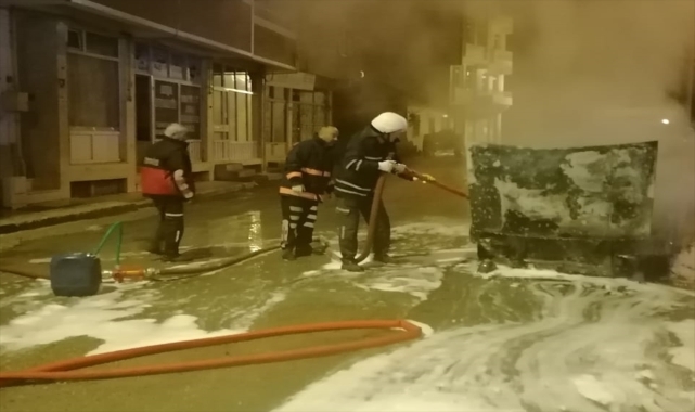 Suşehri'nde park halindeyken yanan otomobilde hasar oluştu