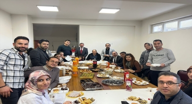 Ulaş'ta öğrenci anneleri evlerinde hazırladıkları yiyecekleri öğretmenlere ikram etti