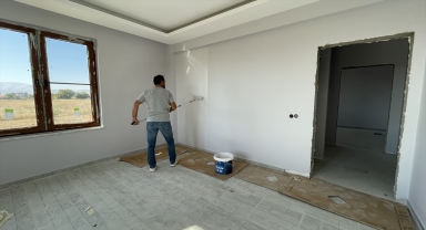 Üniversite öğrencisi inşaat ustası ressamın iki fırça arasında geçen hayatı