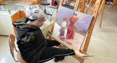Üniversiteli Ayşe resimlerini ayağıyla değil, protez kollarıyla çizmek istiyor