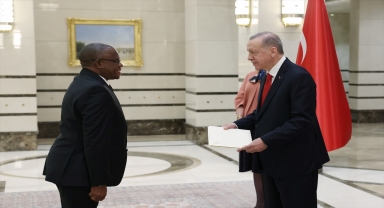 Zambiya Büyükelçisi Sikazwe, Cumhurbaşkanı Erdoğan'a güven mektubu sundu