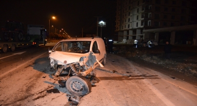 Aksaray'da hafif ticari araç ile otomobilin çarpıştığı kazada 3 kişi yaralandı