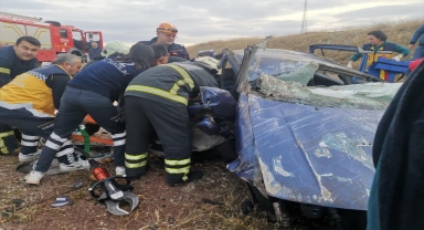 Aksaray'da otomobil ile yolcu otobüsünün çarpması sonucu 2 kişi yaralandı