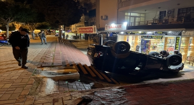 Alanya'da sahibinin viteste bıraktığı araç binanın bahçesine devrildi 