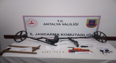 Antalya'da antik kentte kaçak kazı yapan 2 şüpheli yakalandı