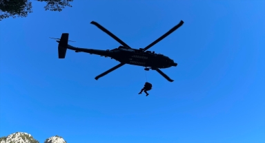 Antalya'da dağlık alanda mahsur kalan 4 Rus helikopterle kurtarıldı