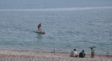 Antalya'da vatandaşlar ile turistler aralıkta denizin keyfini çıkardı