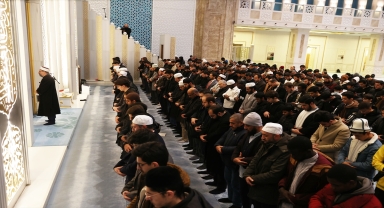 Diyanet İşleri Başkanı Erbaş, sabah namazında öğrencilerle buluştu