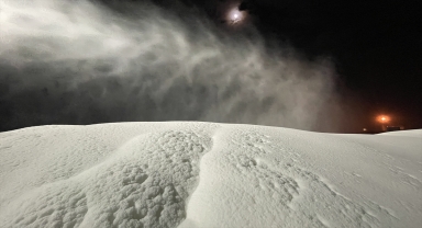 Erciyes'te kayak pistlerine saatte 8 bin 750 metreküp suni kar yağdırılıyor