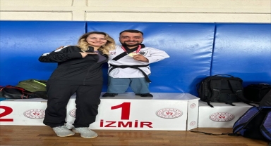 Eskişehirli Burak Sakçı, İzmir'deki tekvando şampiyonasından altın madalyayla döndü
