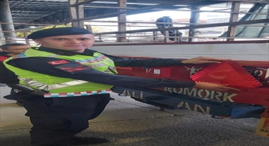 Finike'de traktör sürücülerine reflektör dağıtıldı