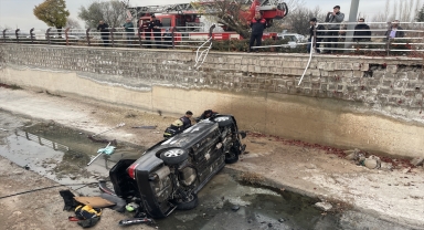 Kayseri'de kanala düştükten yanan otomobildeki 4 kişi yaralandı
