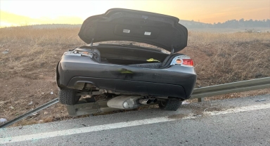 Kırıkkale'de bariyerlere çarpan otomobildeki 2 kişi yaralandı