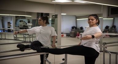 Kırmızı ışıkta geçen sürücünün çarptığı bale eğitmeni 11 ay sonra yeniden ayağa kalktı