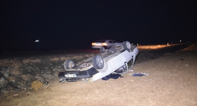 Konya'da devrilen otomobildeki 2 kişi yaralandı