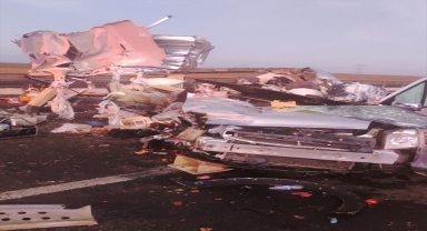 Konya'da hafif ticari aracın tıra çarptığı kazada 1 kişi öldü