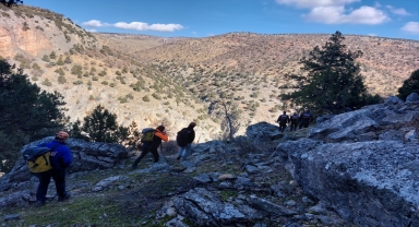Konya'da kayalıklarda mahsur kalan 23 keçi 2 gün süren çalışmayla kurtarıldı